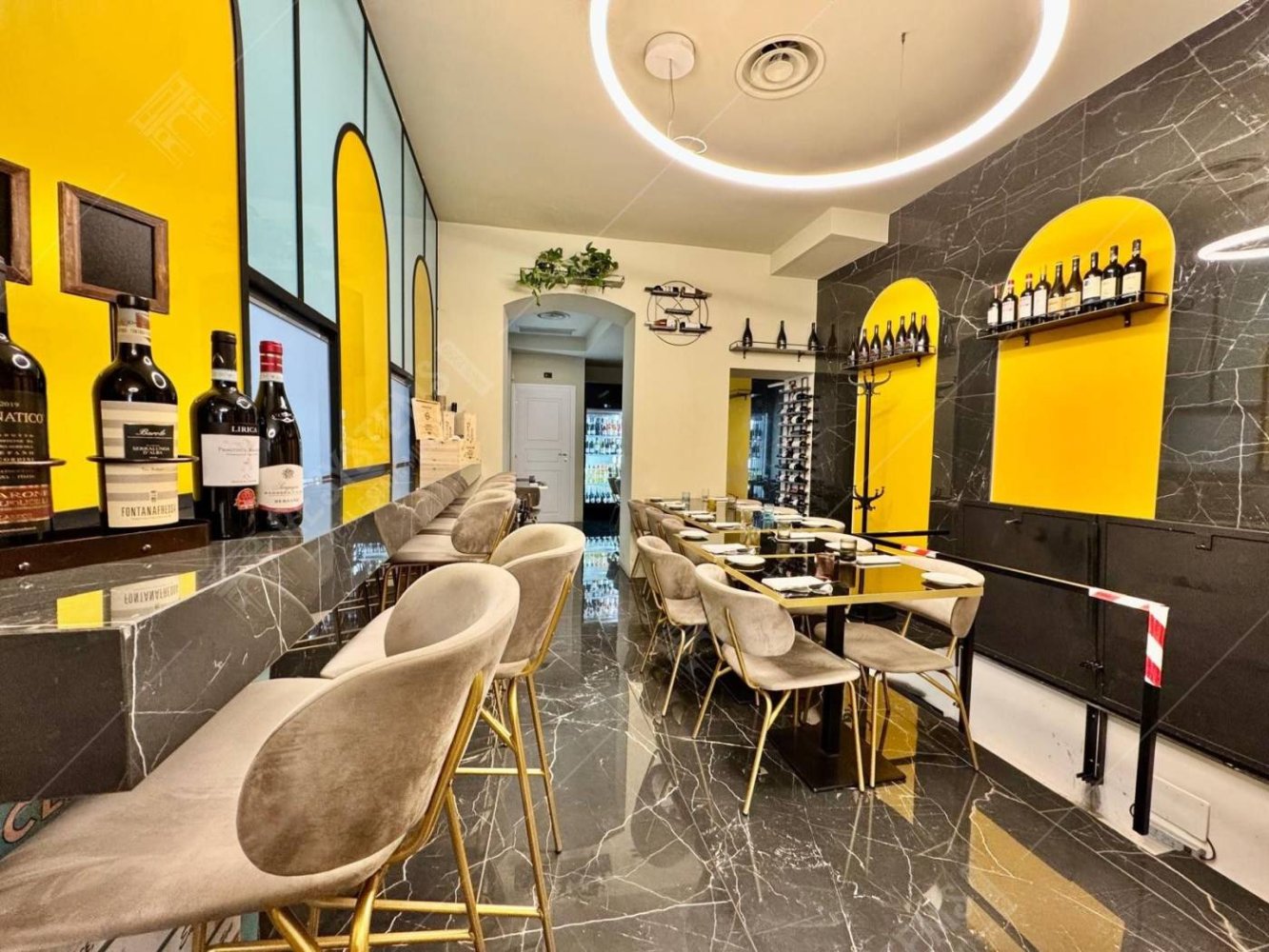 3 rooms Commercial property in Milan, Italy No. 247200