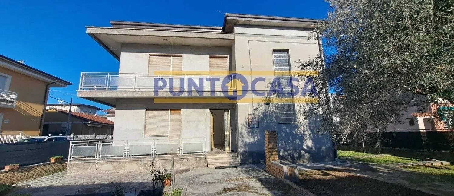6 bedrooms Villa in Teramo, Italy No. 95685