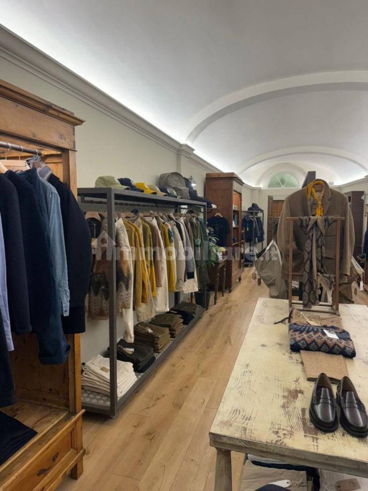 2 rooms Commercial property in Florence, Italy No. 331247