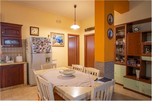 Дом с 4 спальнями в Сиракузы, Италия № 280157