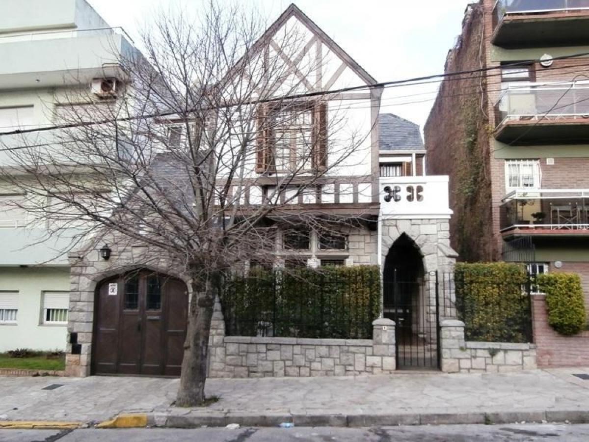 5 bedrooms House in Mar del Plata, Argentina No. 90063