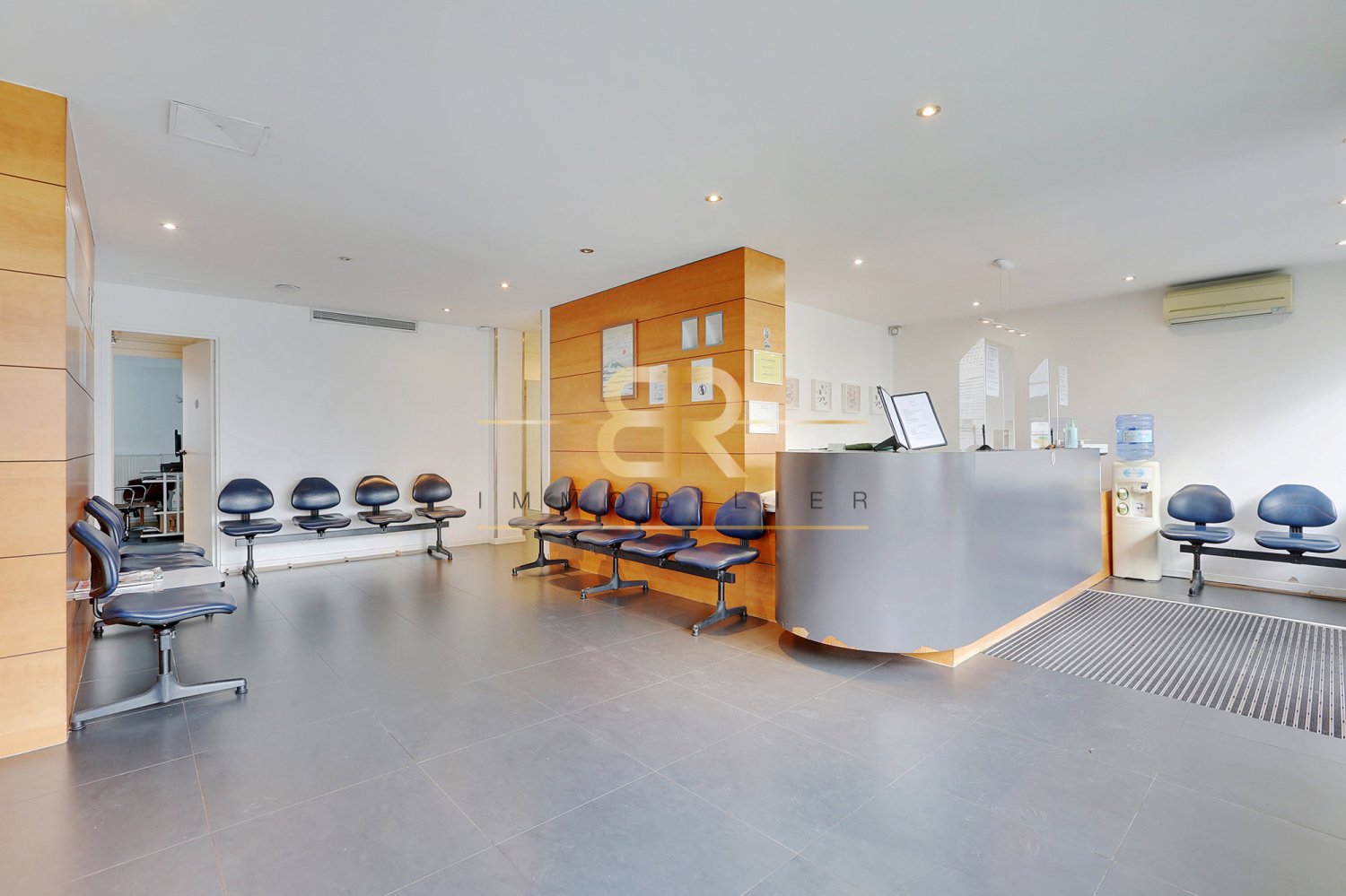 387m² Commercial property in Charenton-le-Pont, France No. 118384