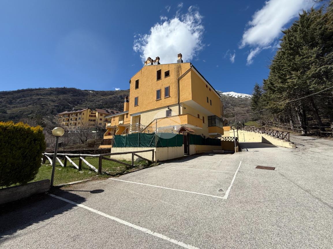 2 rooms Apartment in Rocca di Cambio, Italy No. 9399