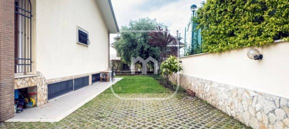 3 bedrooms Villa in Rome, Italy No. 349220 2