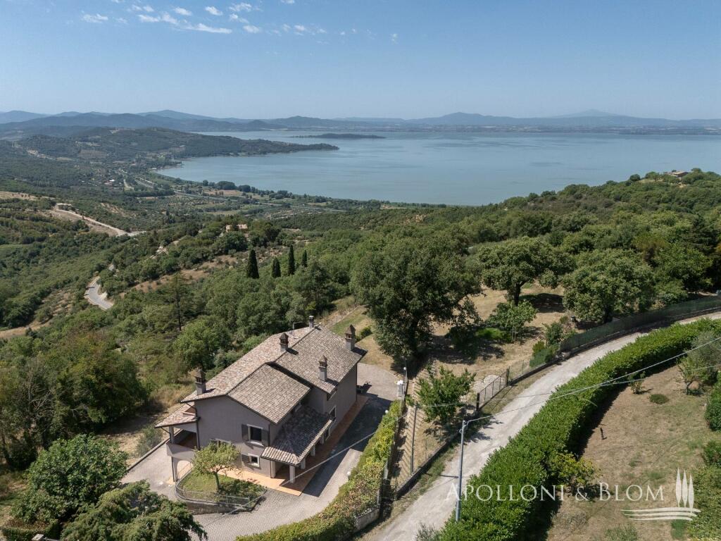 4 bedrooms Villa in Passignano sul Trasimeno, Italy No. 55666