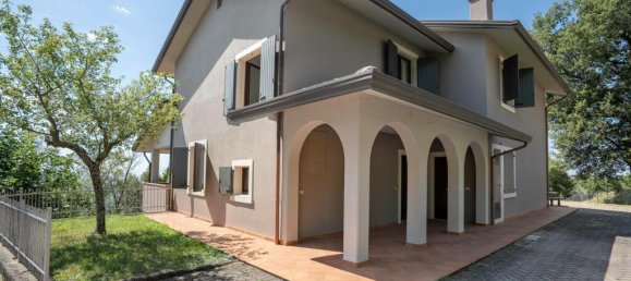 4 bedrooms Villa in Passignano sul Trasimeno, Italy No. 55666 2