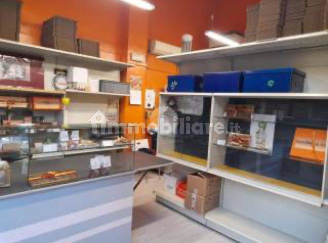 Propiedad comercial de 3 habitaciónes en Turin, Italy No. 264309