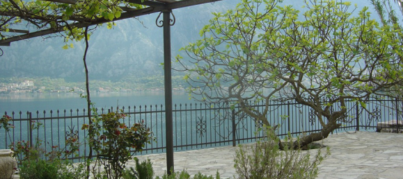 Propiedad comercial de 6 dormitorios en Kotor, Montenegro No. 183 12