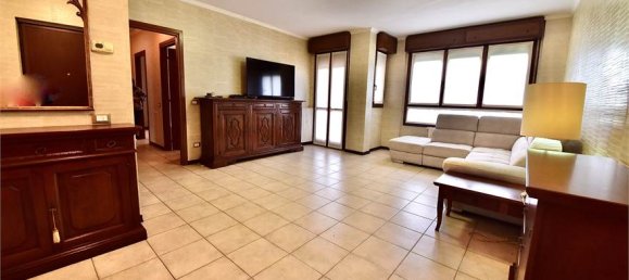 3 bedrooms Apartment in Legnano, Italy No. 8273 3