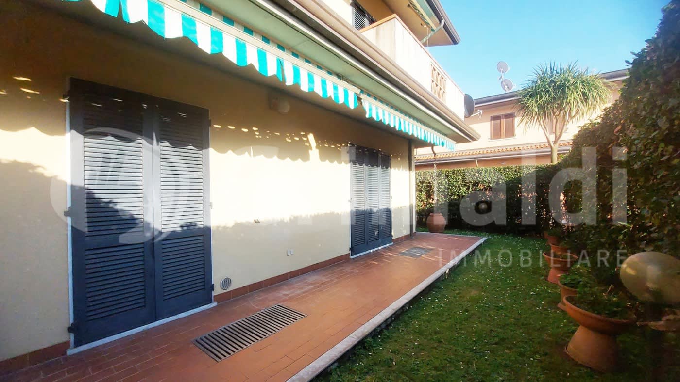 5 rooms Villa in Massa, Italy No. 316963