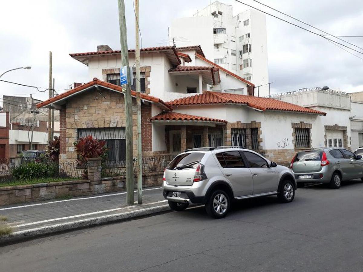 4 bedrooms House in Lanus, Argentina No. 6922