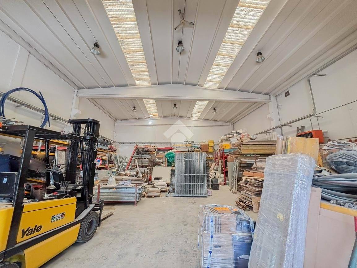 Almacén de 1 habitación en Suisio, Italy No. 305838