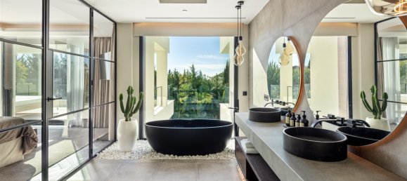 7 bedrooms Villa in Marbella, Spain No. 94695 9