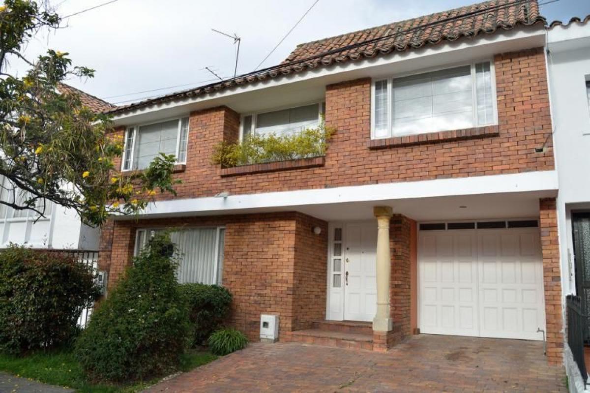 Casa de 4 dormitorios en Bogotá, Colombia No. 13223