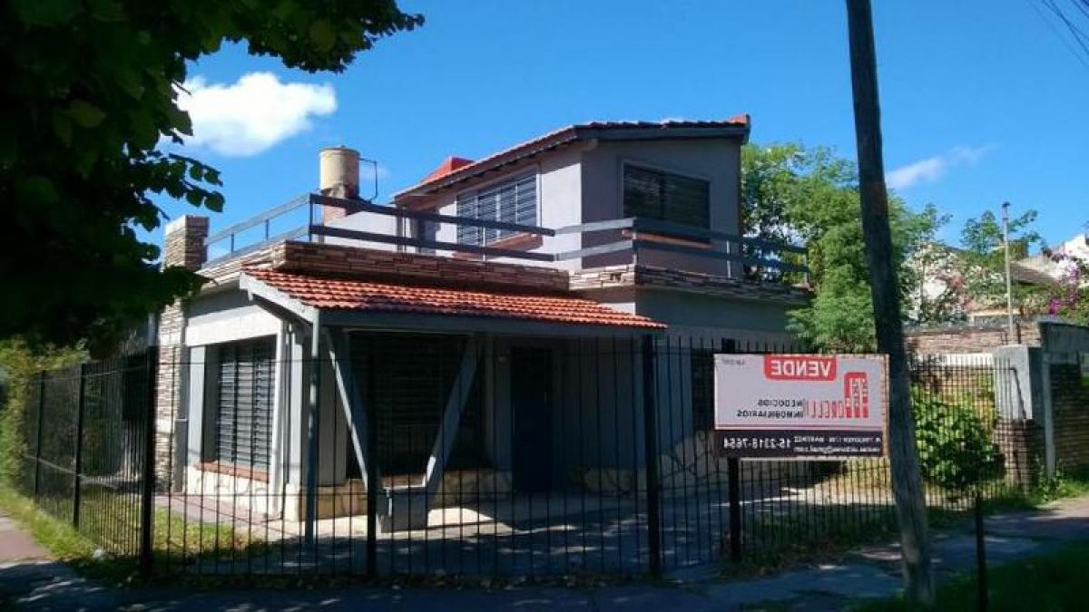 3 bedrooms House in Hurlingham, Argentina No. 62164