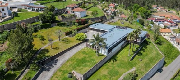 4 bedrooms Villa in Porto, Portugal No. 212556 2