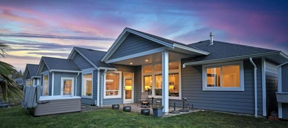 5 bedrooms House in British Columbia, Canada No. 1184 2