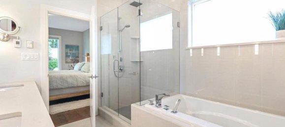 5 bedrooms House in British Columbia, Canada No. 1184 10