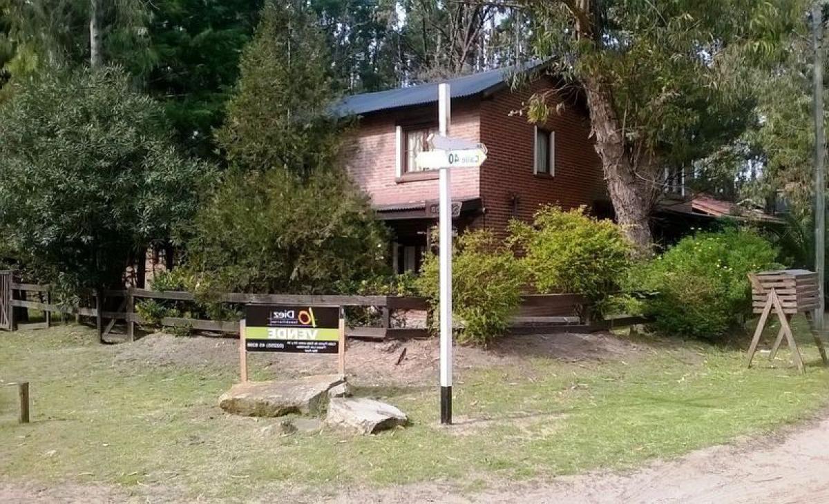 4 bedrooms House in Mar del Plata, Argentina No. 68921