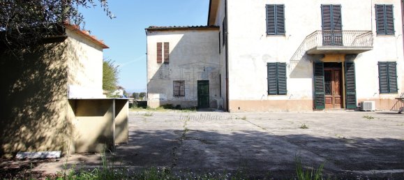 Дом с 5 спальнями в Лукка, Италия № 102347 5