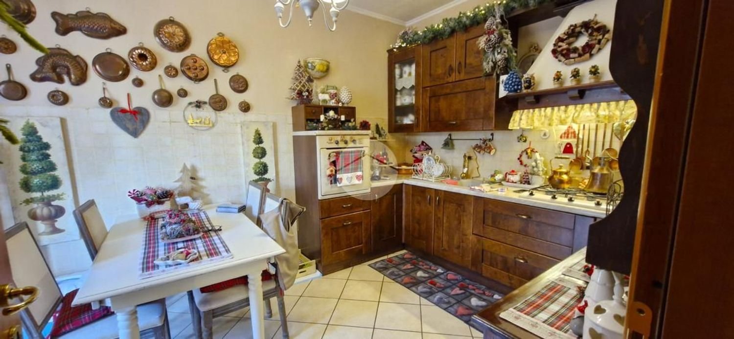 Квартира с 4 комнатами в Фьюджи, Италия № 70206