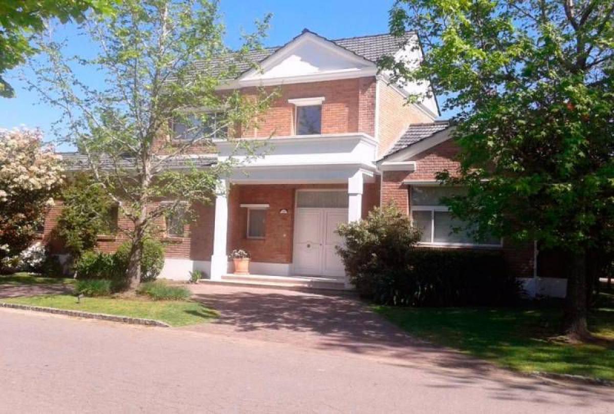 Casa de 3 dormitorios en Pilar, Argentina No. 76069