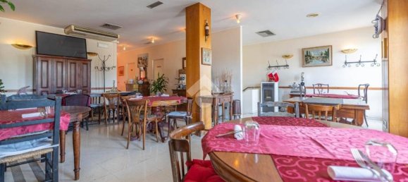 مرآب في Cervia, Italy 279متر مربع رقم 320423 12