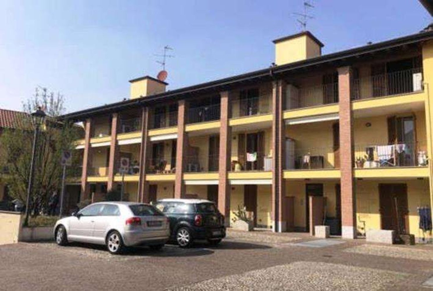 Apartamento de 2 habitaciónes en Burago di Molgora, Italy No. 2727