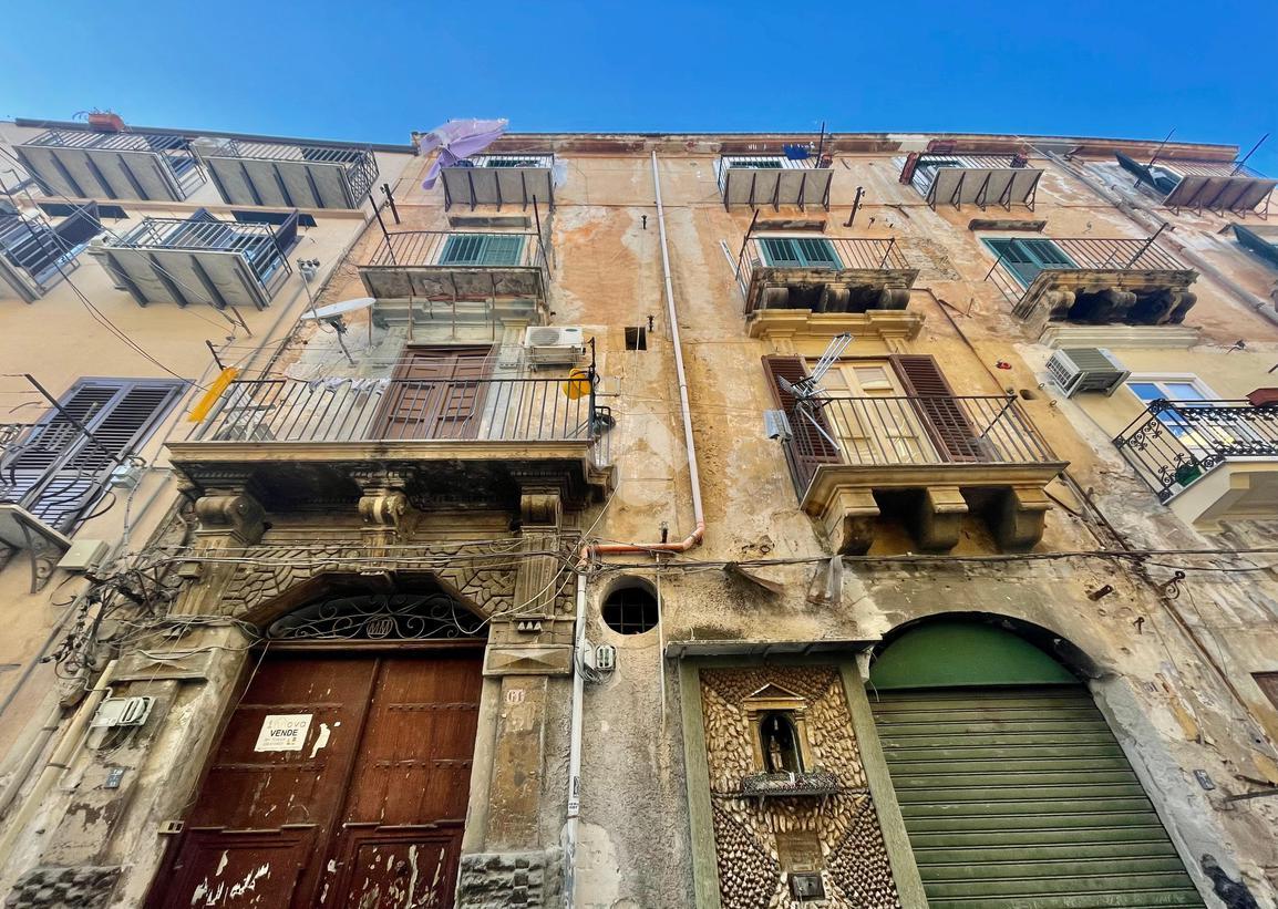 6 rooms Apartment in Palermo, Italy No. 11368