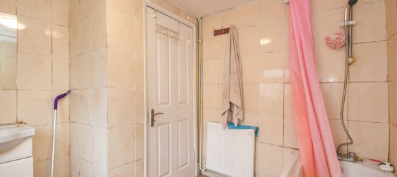 3 bedrooms House in London, United Kingdom No. 2008 10