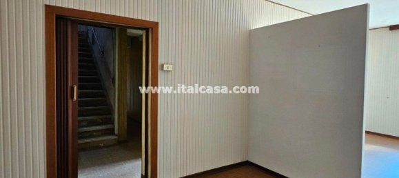 7 rooms House in Bagnolo San Vito, Italy No. 7529 17