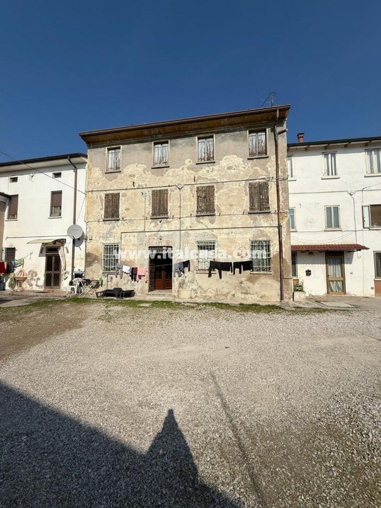 7 rooms House in Bagnolo San Vito, Italy No. 7529