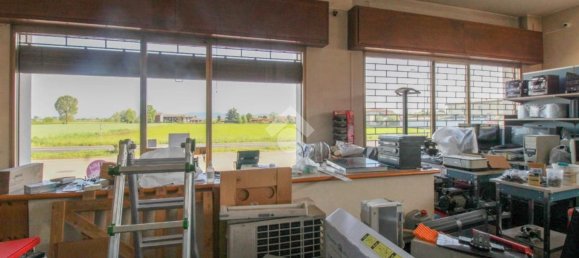 130m² Commercial property in Castrezzato, Italy No. 182146 2