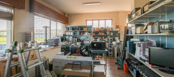 130m² Commercial property in Castrezzato, Italy No. 182146 16