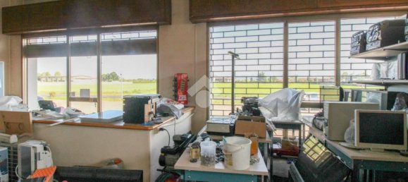 130m² Commercial property in Castrezzato, Italy No. 182146 5