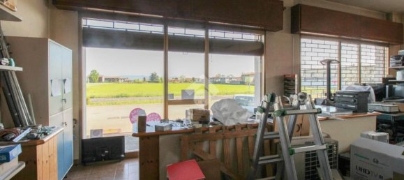 130m² Commercial property in Castrezzato, Italy No. 182146 3