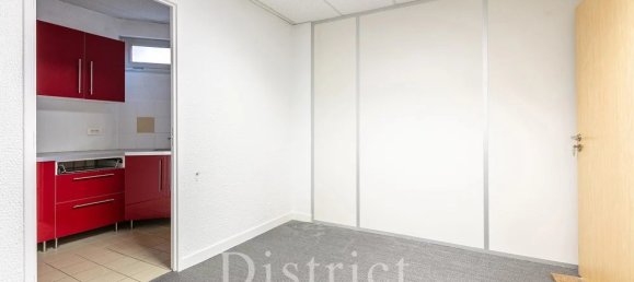 63m² Commercial property in Paris, France No. 173210 3