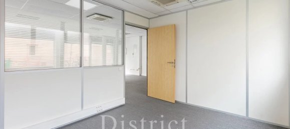 63m² Commercial property in Paris, France No. 173210 2