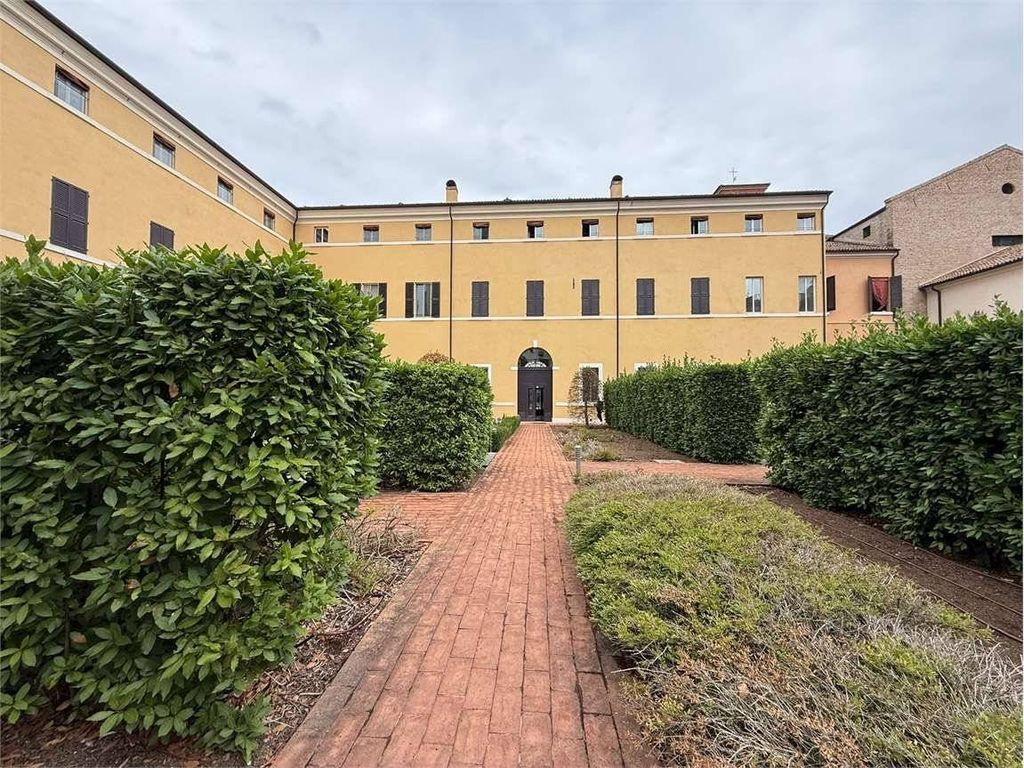 Квартира с 2 спальнями в Феррара, Италия № 366055