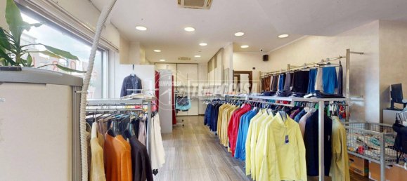 5 rooms Commercial property in Turin, Italy No. 375272 4