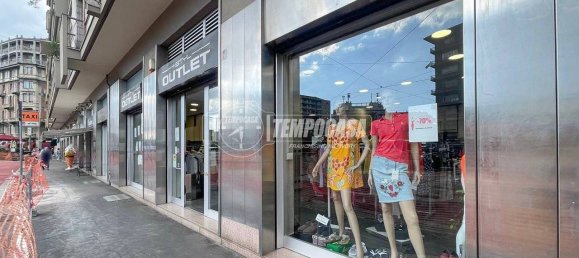 5 rooms Commercial property in Turin, Italy No. 375272 2