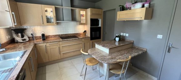 5 bedrooms House in Santeny, France No. 358269 8