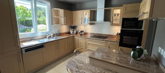 5 bedrooms House in Santeny, France No. 358269 7