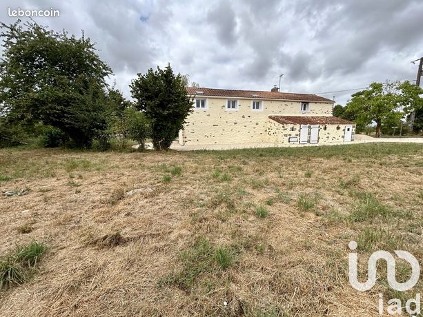 Casa de 3 dormitorios en Bressuire, France No. 305716