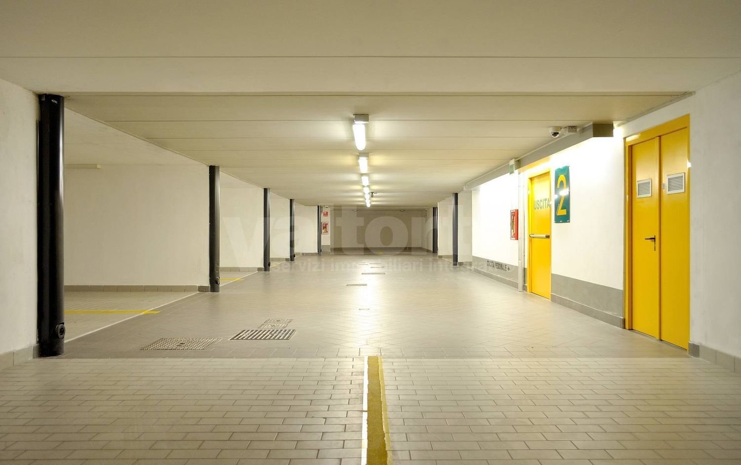 Bâtiment à Monza, Italy 1830m² No. 189503