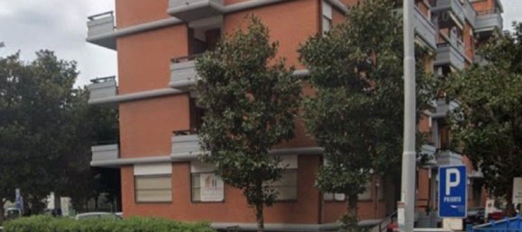  Garage in Taranto, Italy No. 297299 2