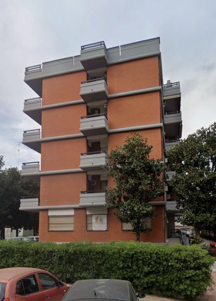  Garage in Taranto, Italy No. 297299