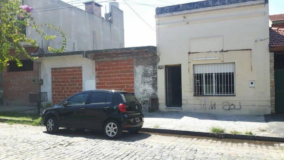 2 bedrooms House in Lanus, Argentina No. 11922