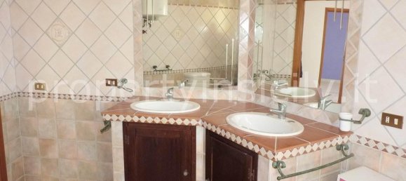 6 rooms Apartment in Syracuse, Italy No. 245472 3