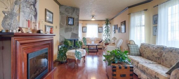 4 bedrooms House in British Columbia, Canada No. 1211 2